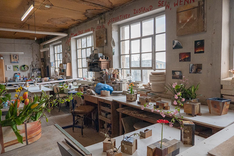 Das Foto zeigt eine Keramikwerkstatt in Hoehr-Grenzhausen