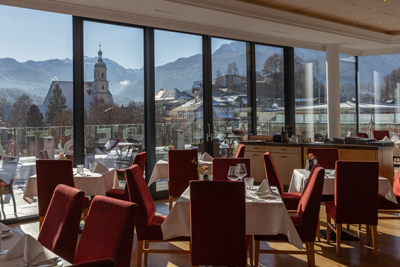 Blick auf das Bergpanorama aus dem Panoramarestaurant