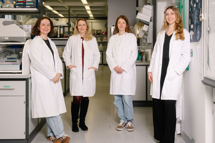 Diese Forscherinnen waren an der Studie beteiligt (von links nach rechts): Hanna B&ouml;ke (Doktorandin), Dr. Katharina Spoida (Projektleiterin), Hannah Schulte (Doktorandin und Erstautorin), Maria Worm (Doktorandin). &copy; RUB, Kramer 