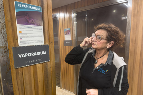 Linda de Beer Mitarbeiterin Linda de Beer überprüft die Räume