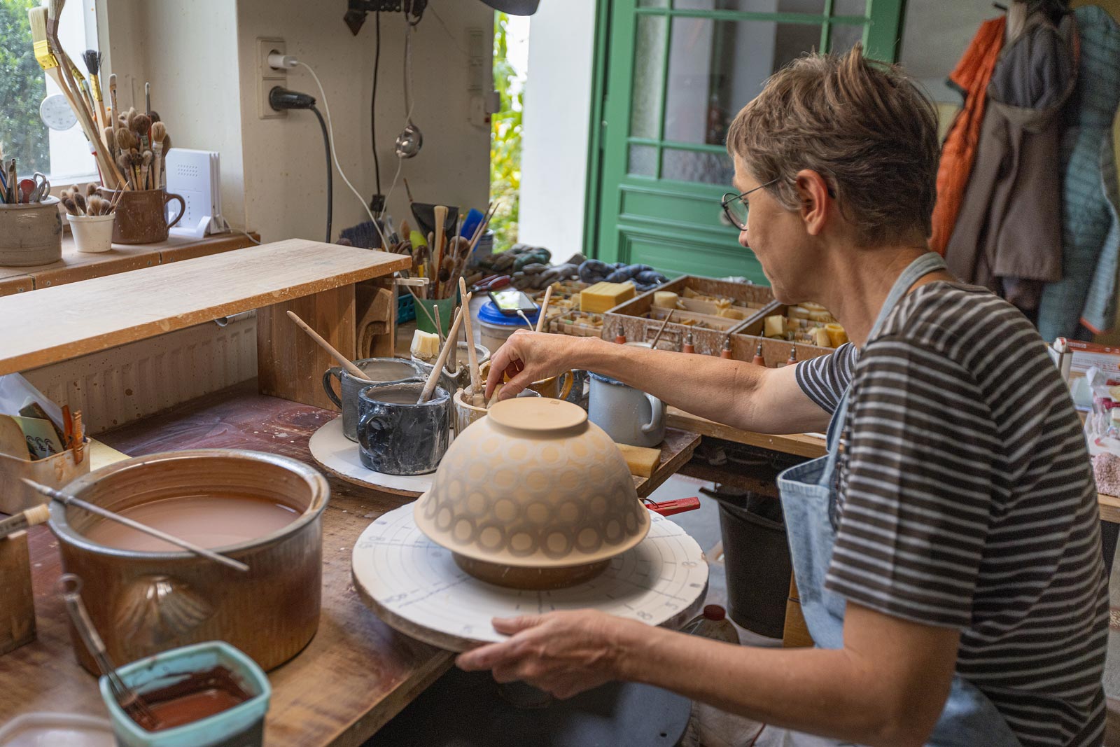 Charlotte Boehmer Charlotte Böhmer arbeitet in ihrer Werkstatt an einer Schale