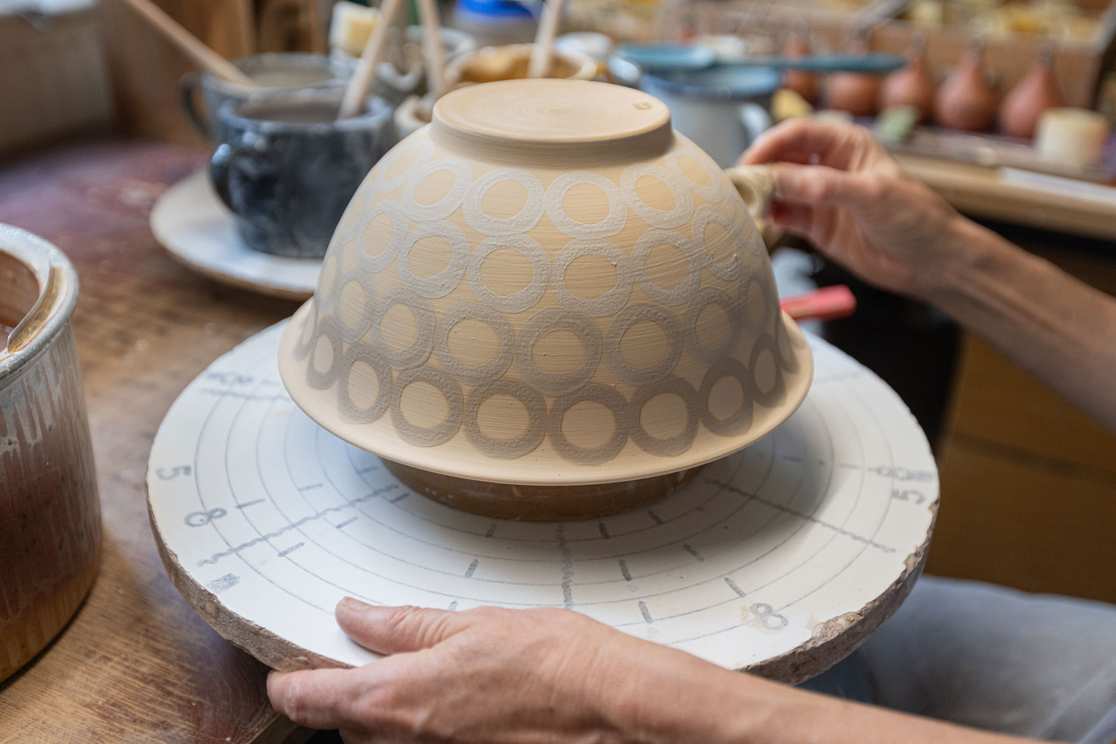 Schale Schale an der Charlotte Boehmer arbeitet